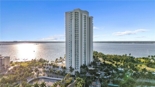 Building Photo - 3000 Oasis Grand Blvd