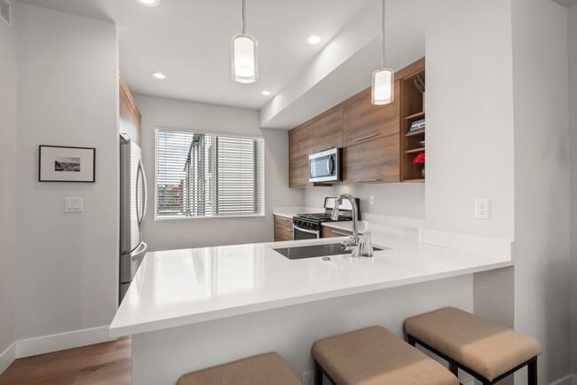 Building Photo - Modern Townhome Living in Lakewood