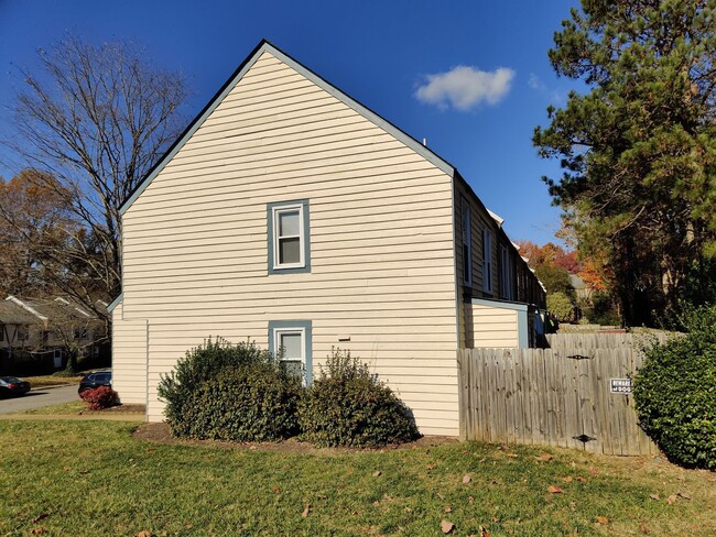 Building Photo - 3 bedroom townhouse