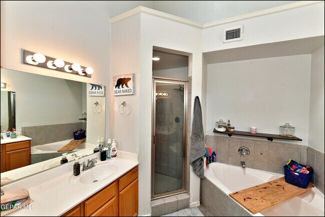 Building Photo - 10937 Northview Dr