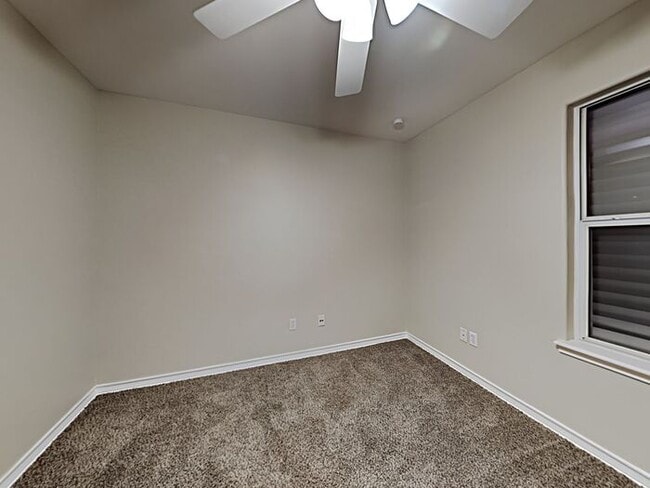 Building Photo - No Application Fees* $1000 off 1st months ...