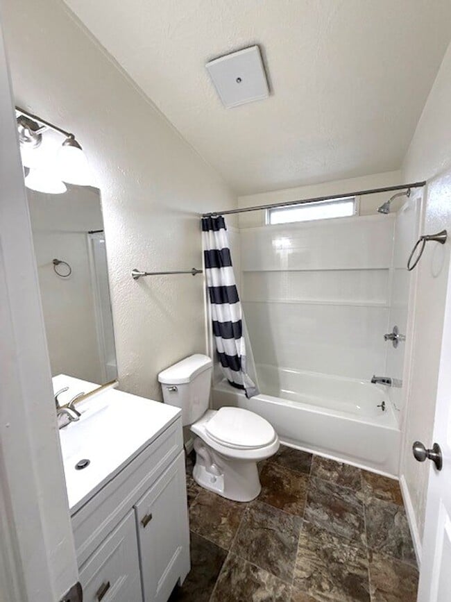 Building Photo - Cute double wide in Pleasant Valley