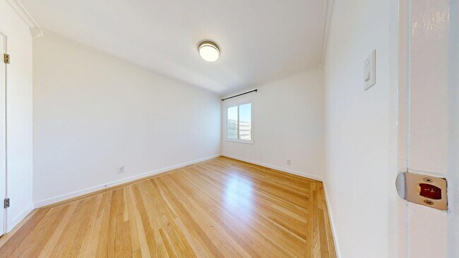 Building Photo - Spacious 3BD/3BA Home with Sunroom, Renova...