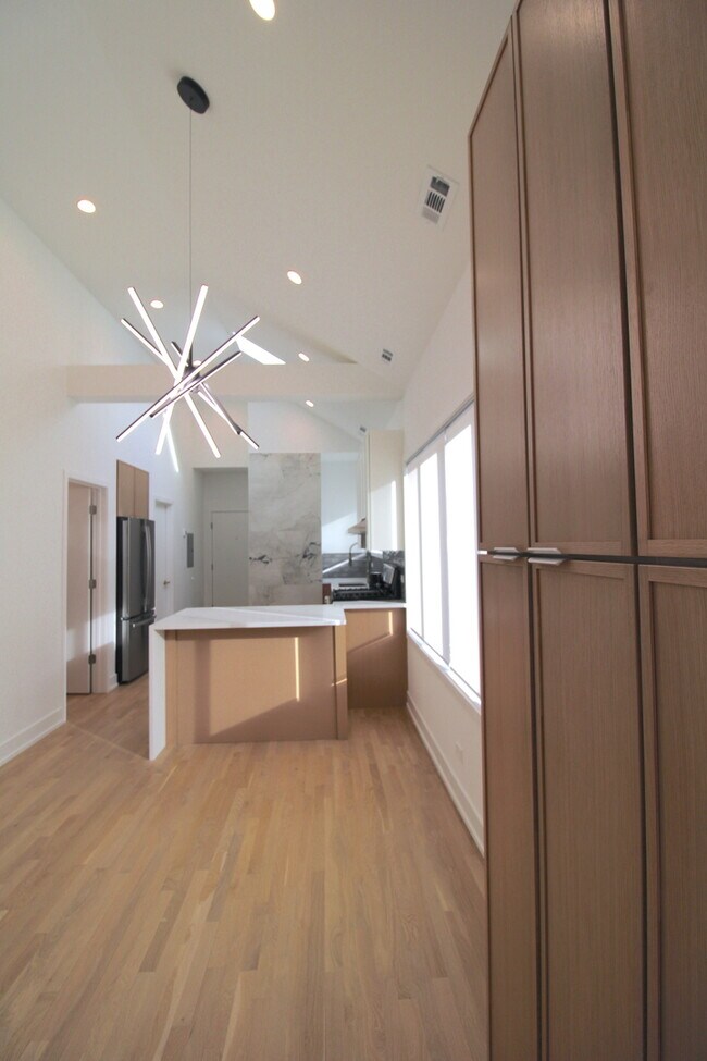 Building Photo - 933 N Ashland Ave