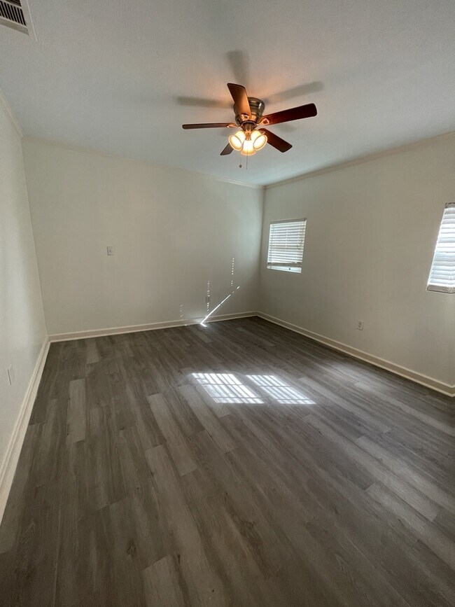 Building Photo - 231 S Sunset Terrace