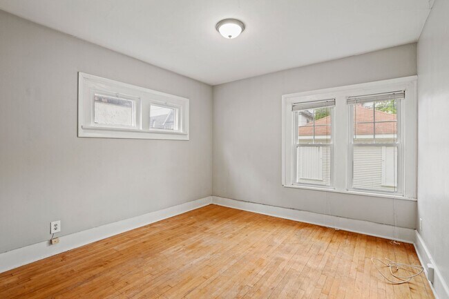 Building Photo - Rare 2 bedroom Lower