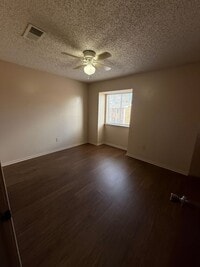 Building Photo - 2 bedroom 2 bath town home in a gated community