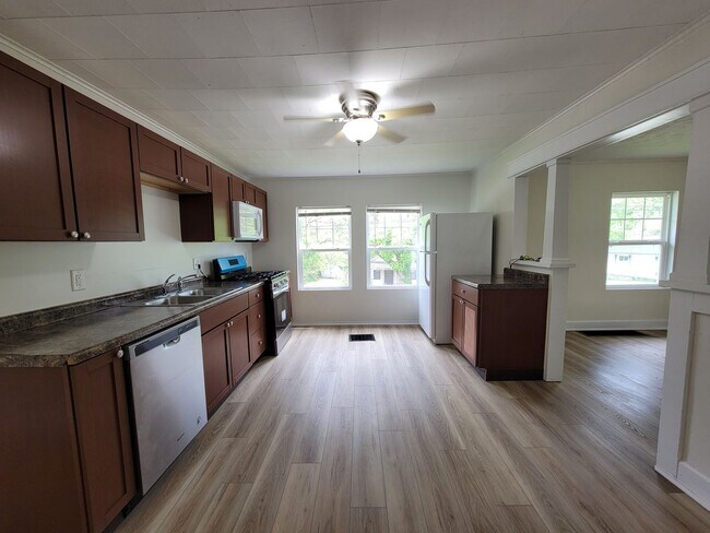 Building Photo - 3 Bedroom, 1 Bath, Section 8 Approved & Available Immediately