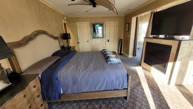 Building Photo - 104 S Avolyn Ave