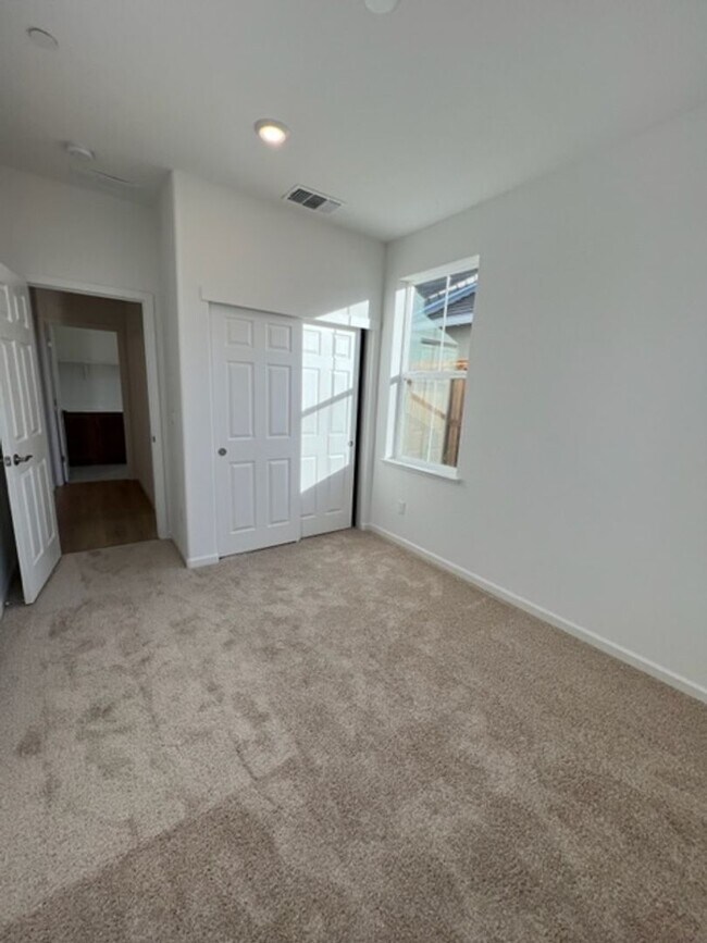 Building Photo - Beautiful 3 Bedroom and 2 Bathroom Home in Lincoln $2,995.00