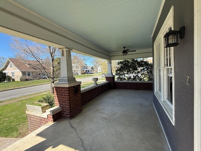 Building Photo - 206 Eveningside Dr