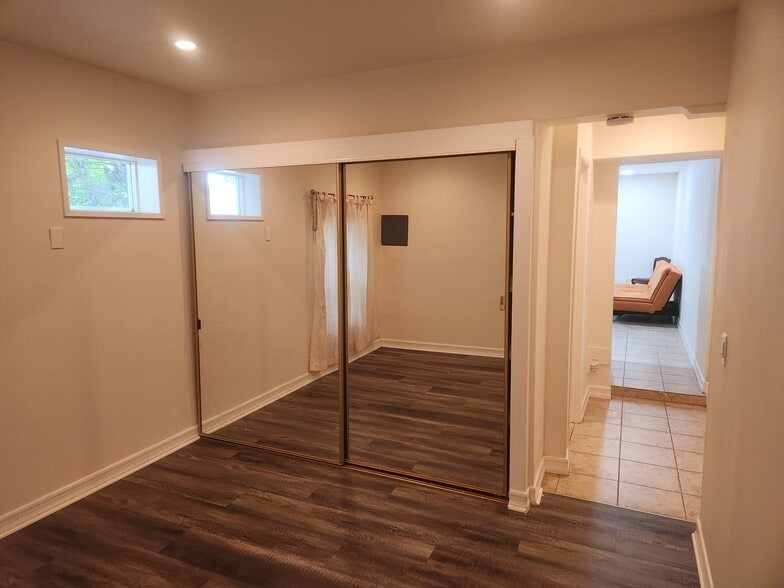 Building Photo - 5516 Vanalden Ave