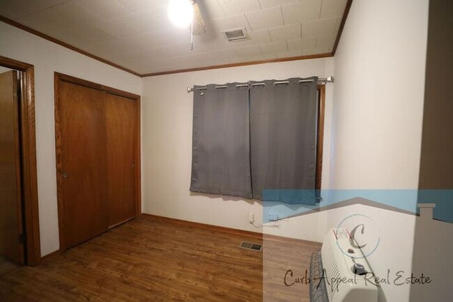 Building Photo - Move in special $850!! Spacious 3 bed/1 bath home!!