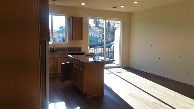 Building Photo - spacious 2 bedroom and 2.5 bath newer town...