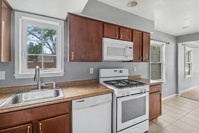 Building Photo - OWNER SPECIAL- Sign your lease by 9/22 and receive $50 off a month!