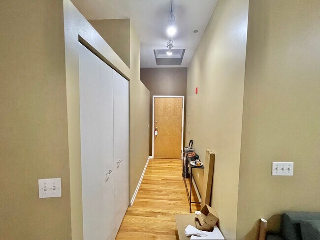 Building Photo - Beautiful 2BD/2BTH CONDO IN THE LOOP!