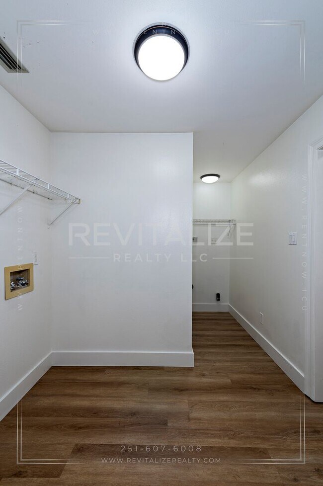 Building Photo - Beautifully Remodeled 4 Bed / 2 Bath Home near Airport Blvd