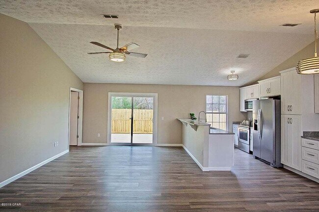 Building Photo - Charming 4-Bedroom Home in Panama City with 2 Full Bathrooms and 1325 Sq Ft."