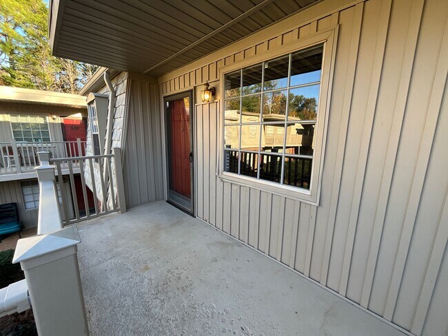 Building Photo - 3830 Country Club Rd