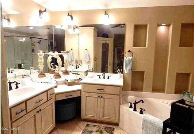 Building Photo - WATERFRONT W/BOAT SLIP!!!! This beautiful home is located in a gated community on North Lagoon Dr...