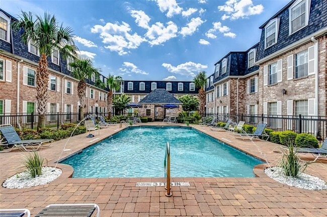 Building Photo - 353 N Post Oak Ln