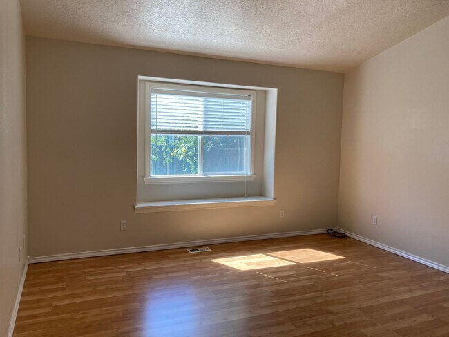 Building Photo - 928 N Middlemist Pl - Awesome Backyard, Go...