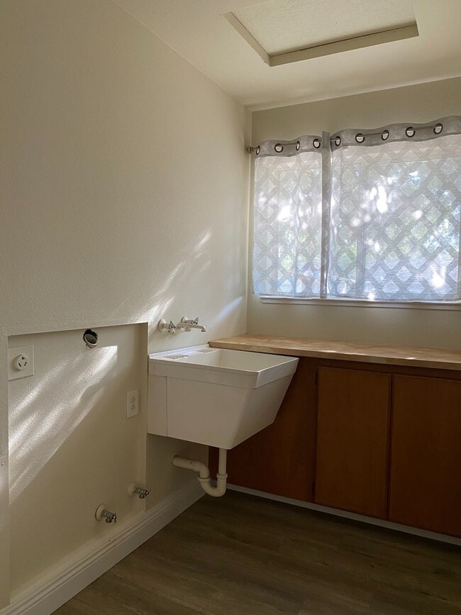 Building Photo - Your Next Chapter Starts Here - Convenient Redding Location!