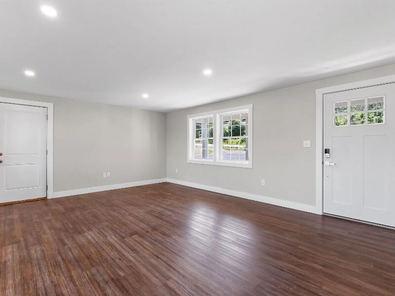 Building Photo - 84 Old Lake Shore Rd