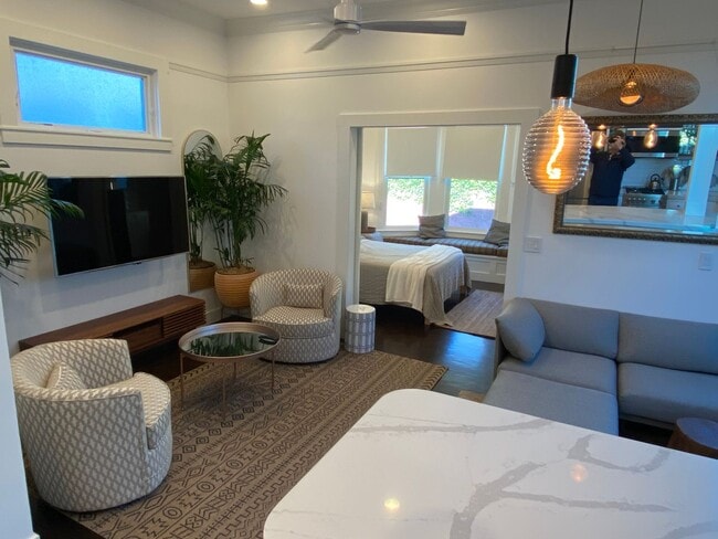 Building Photo - Exquisite top floor 1BD. Fully furnished a...