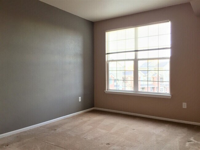 Building Photo - Stunning Condo in Town Center Terrace!