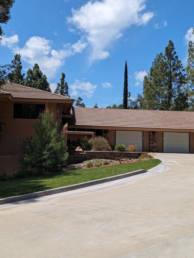 Building Photo - Luxury 5 Bedroom Home in Palo Verde Ranch