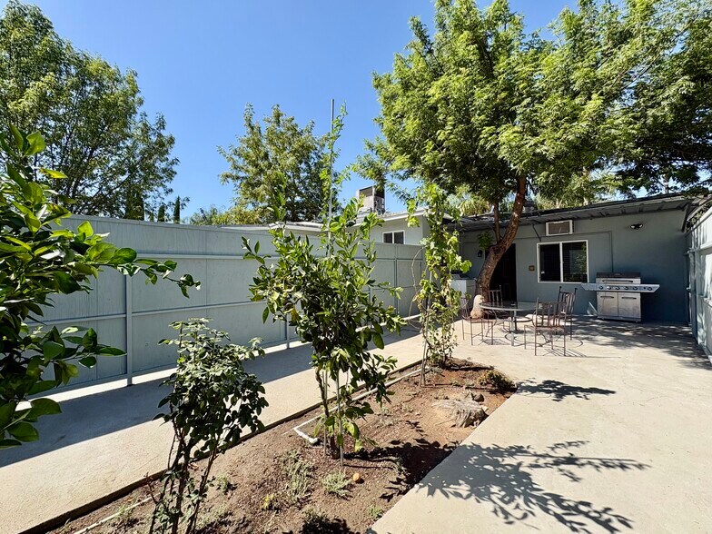 Building Photo - 16008 Bassett St