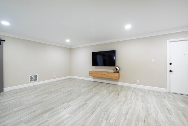 Building Photo - 6579 Spring Bottom Way