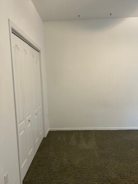 Private Unfurnished room - 4 Poppy Ct