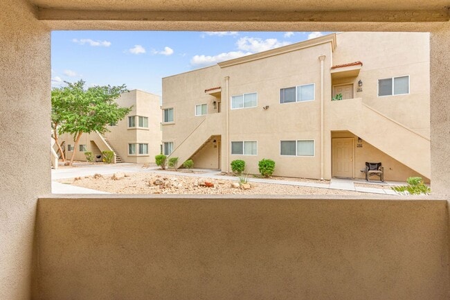 Building Photo - Spacious Ground-Level 2-Bedroom Condo Near...