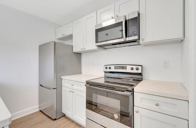 Building Photo - Low Move For July!!  ** FREE Garage Parkin...