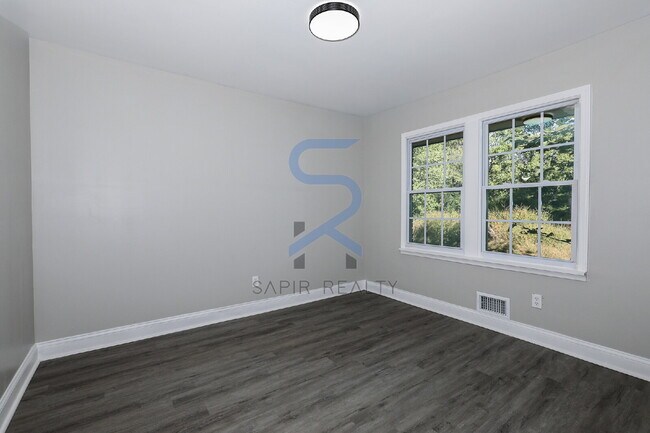 Building Photo - Move in before November 15th and choose yo...