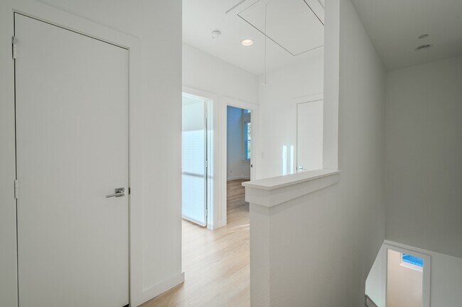 Building Photo - Stunning Modern Townhomes Newer Constructi...