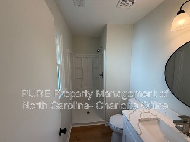 Building Photo - 1712 Blandford Dr