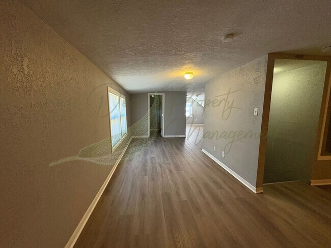 Building Photo - BRAND NEW FLOORING THROUGHOUT!!!