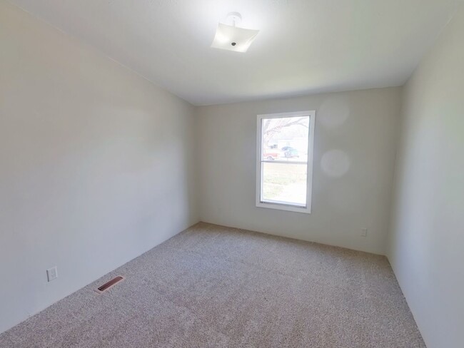 Building Photo - 2320 E MacArthur Rd