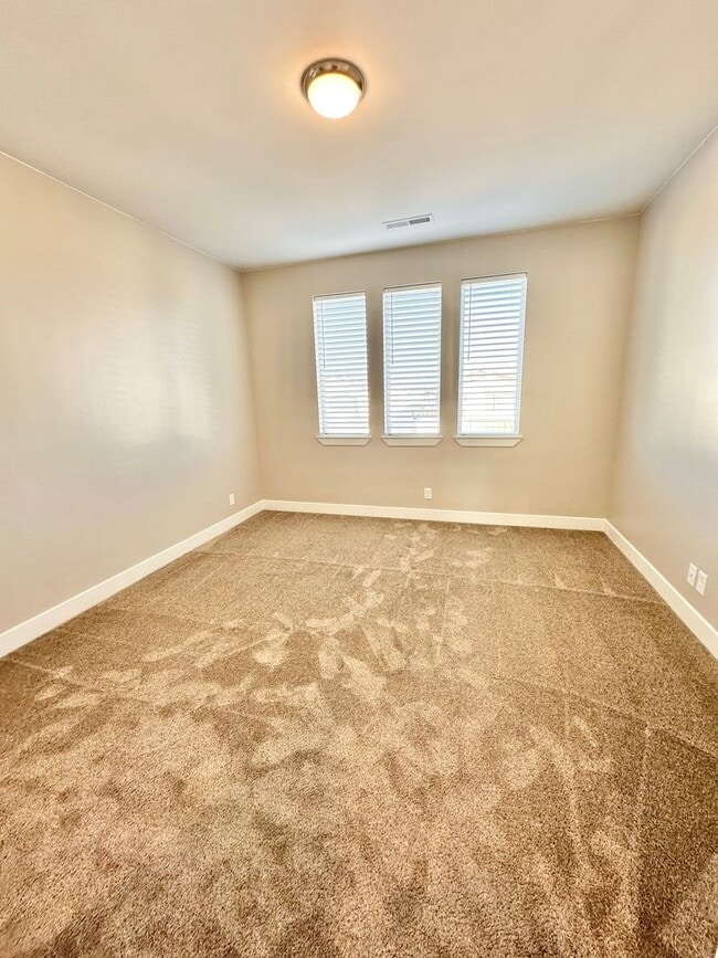 Building Photo - 4 Bed Desert Color Home!