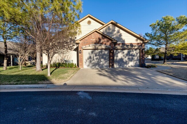 Building Photo - Luxury Living in a Gated Community