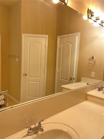 Building Photo - 1004 Royal Oaks Dr