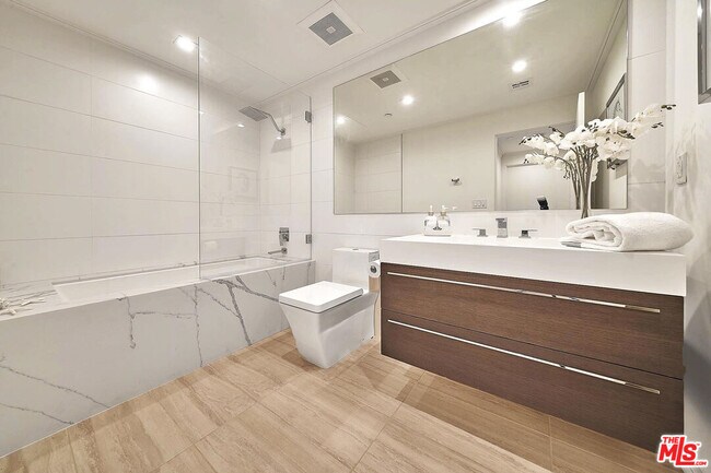 Building Photo - 132 N Swall Dr