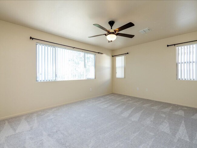 Building Photo - 4 Bedroom 2.5 Bathroom