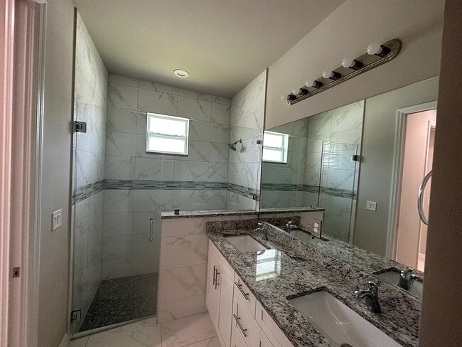 Building Photo - 1405 Poinsettia Ave