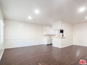 Building Photo - 453 N Kingsley Dr