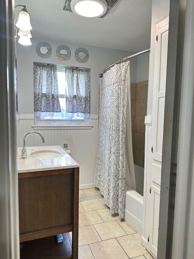 Building Photo - Harwood Floors - Granite Countertops - Mid...