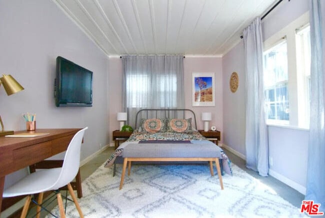 Building Photo - 1518 N Stanley Ave